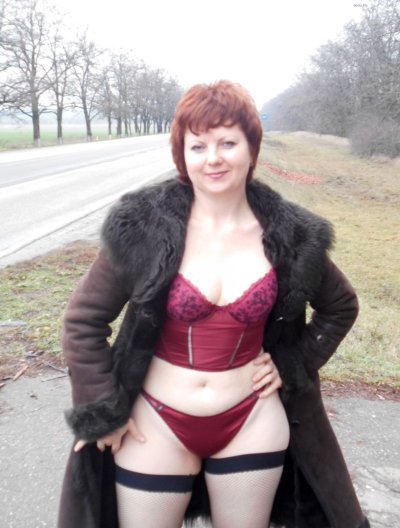 Обворожительная красотка ласкает толстый пенис