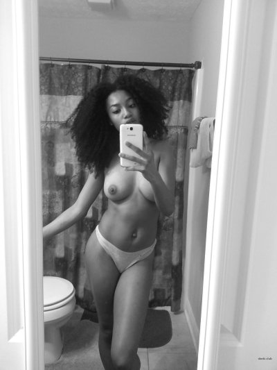 Жгучие мулатки делают откровенные фото сами - страстные аматорские снимки.