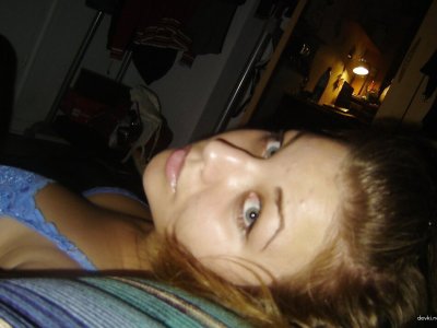 Обнаженная красотка принимает водные процедуры