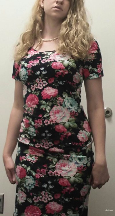 Трясет ногами хуй и садится на него.