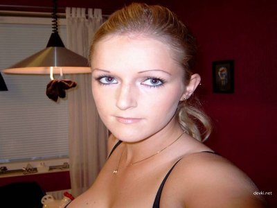 Молодая красотка практикует умение обрабатывать горло