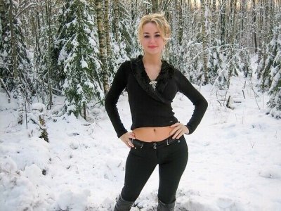 Зрелая красотка показала свою пушистую промежность