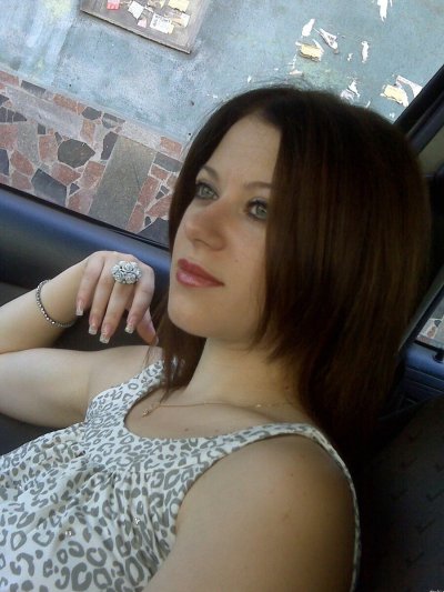 Привлекательная крошка облизывает мужской орган