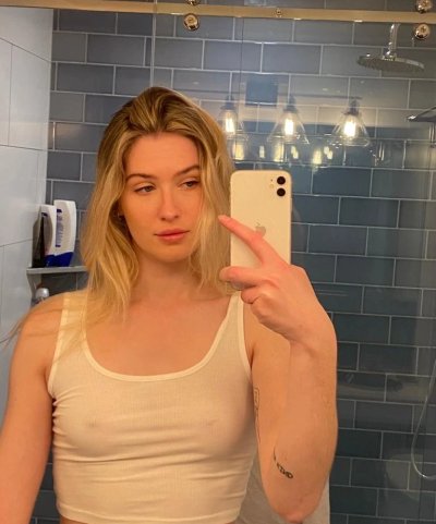 Привлекательная дамочка удовлетворяет себяшку