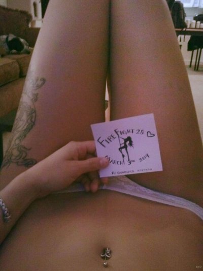 Милашка нежно ласкает конец парня