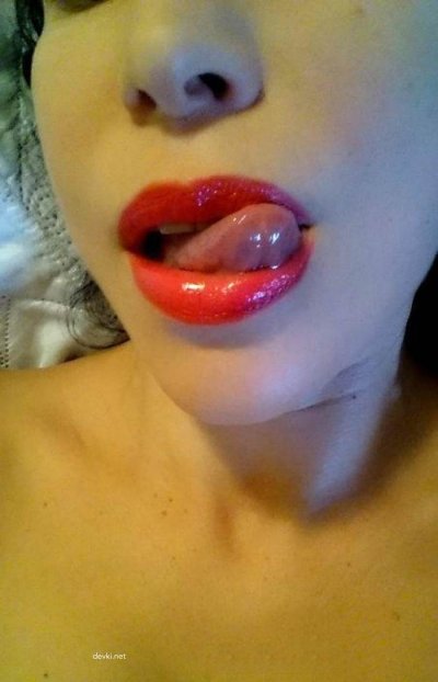 Соблазняет и демонстрирует идеальные формы