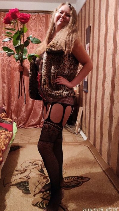 Шикарная дамочка демонстрирует свои прелести на интимных снимках