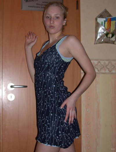 Молоденькая красотка демонстрирует свое обнаженное тело