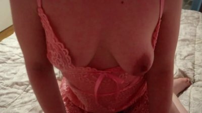 Она осторожно подняла ночную рубашку и с улыбкой села на его возбужденный член, приглашая насладиться страстным экстазом