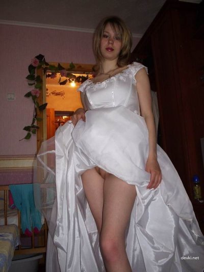 Красотка демонстрирует свадебное наряд