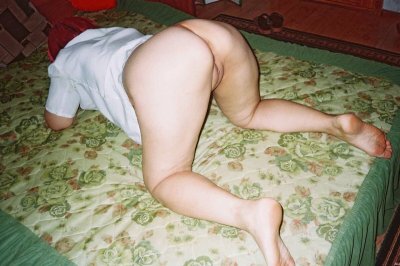 Пикантная мамочка с прекрасной попкой и гладкой киской