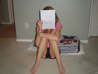 Обнаженная девушка показала свои прелести в откровенной съемке