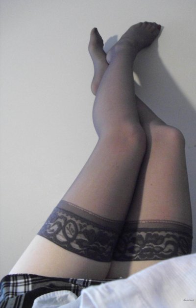 Огненная красотка в мини-юбке с игрушкой внутри