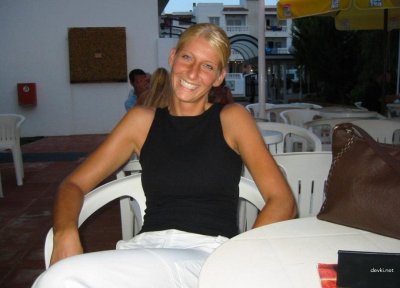 Обнаженная красотка делает минет.