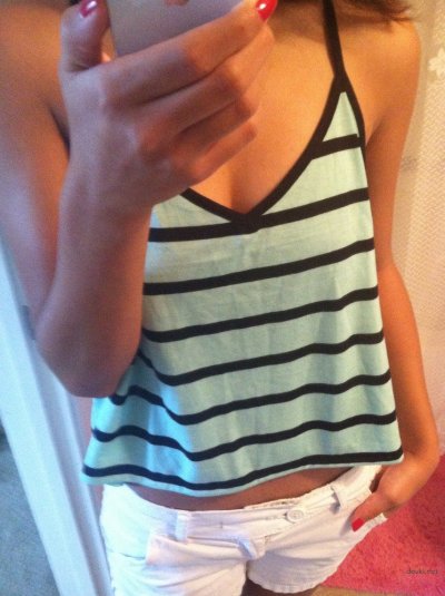 Обнаженная красотка с обильной грудью - новый порноролик!