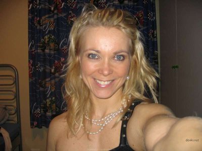 Сексуальная красотка с мощным телом показывает свои прелести перед объективом