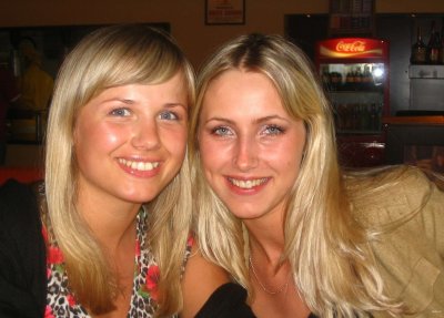 Шикарная красотка на пляже без лифчика