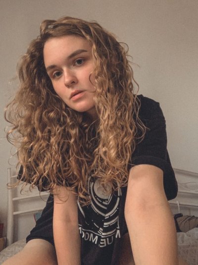 Красотка показывает свои соблазнительные формы