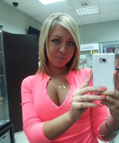 Развратная красотка демонстрирует бюст