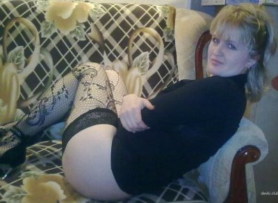 Опытная леди демонстрирует свои прелести в уютной обстановке