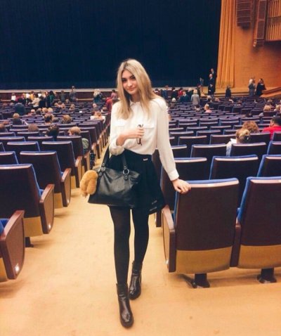 Молоденькая и аппетитная студенточка показывает свои прелести