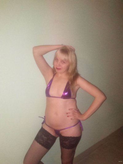 Интимные снимки соседки: неожиданный фотосет в подъезде!