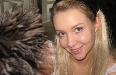 Соблазнительная горничная Анна наслаждается своими пальчиками