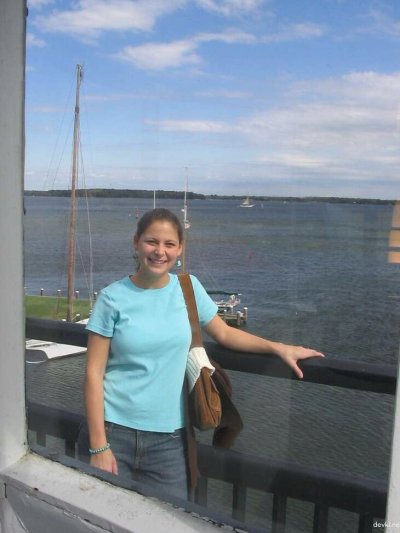 Очаровательная красавица страстно радует мужчину оральными ласками