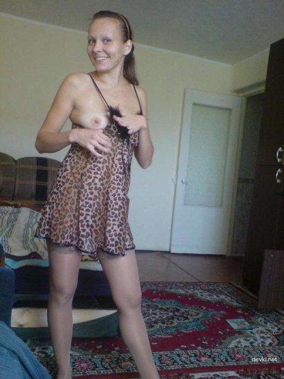 Интимные снимки симпатичной брюнетки для взрослых 18+