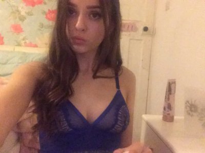 Шикарная девушка без комплексов демонстрирует свои прелести на камеру