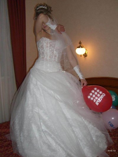 Молодая невеста демонстрирует свою аккуратно побритую промежность