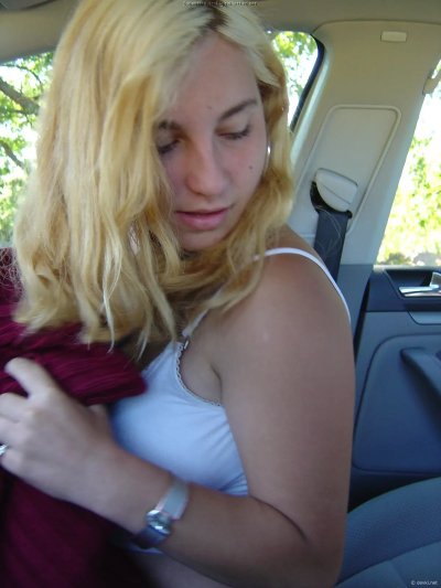 Красотка с обвисшими грудями занимается сексом в авто