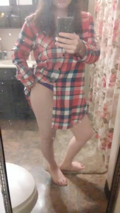 Развратница фоткается перед отражением в клетчатой майке.