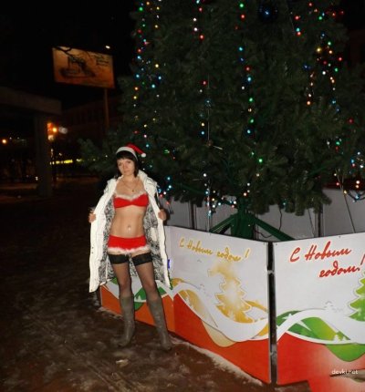 Снегурочка потерялась в лесу, ищет путь домой