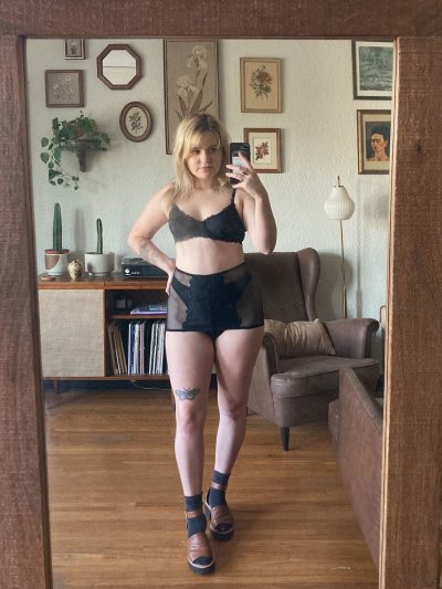 Молоденькая красотка с золотистыми волосами жаждет тебя