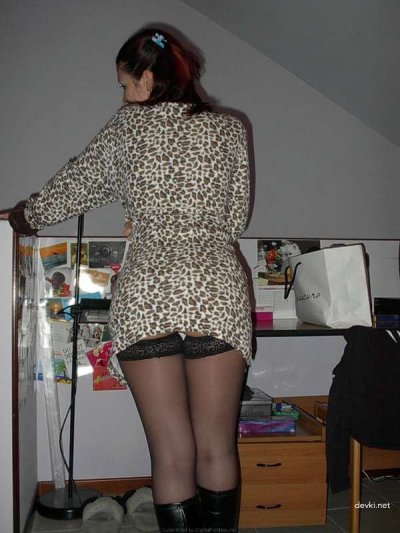 Красноволосая красотка умело обрабатывает член