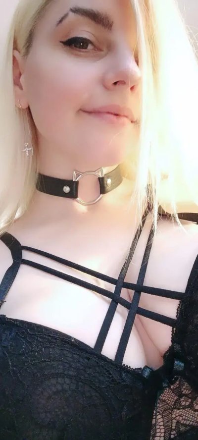 Обольстительная красотка показывает свое обнаженное тело