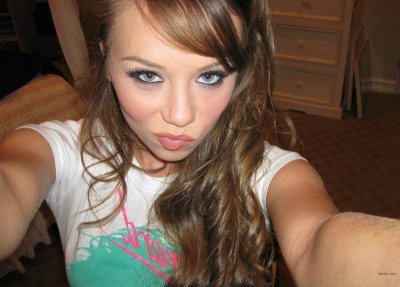 Видео: Молоденькая девочка без волос в интимной зоне