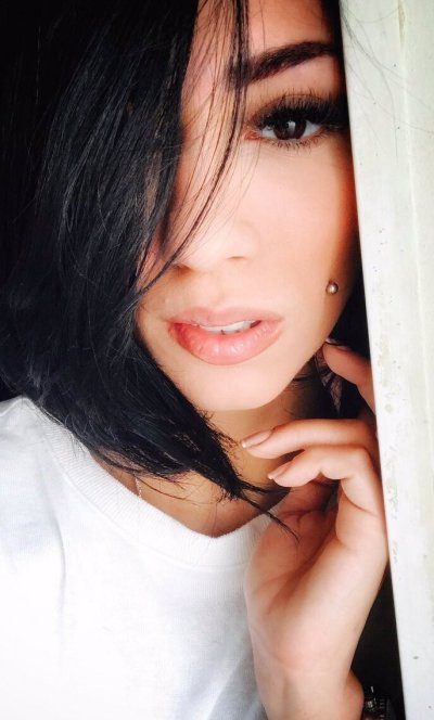 Писька выставила свои дойки!