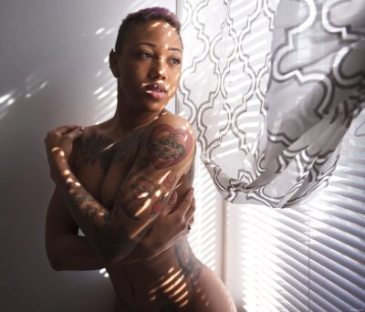 Голая красотка смешанной расы жаждет тебя на экране