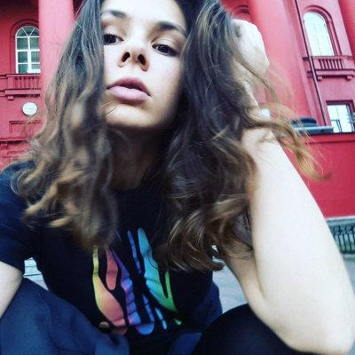 Молодая девушка делает откровенные снимки без одежды