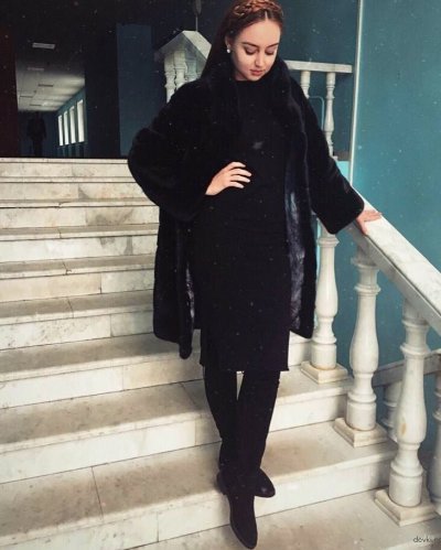 Милая красотка демонстрирует свои прелести