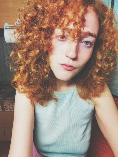 Огненная красотка с рыжими волосами и сексуальной фигурой ждет тебя!