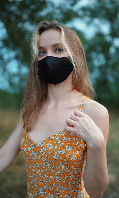 Девушка крутит педали на велике без нижнего белья