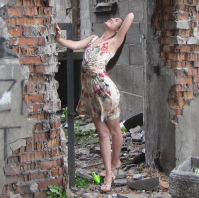 Красотка обожает позировать голой перед камерой