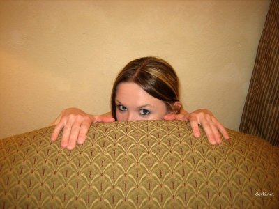 Милашка с шикарными волосами устраивает себе удовольствие, оставшись одна дома