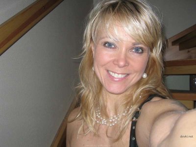 Сексуальная красотка с мощным телом показывает свои прелести перед объективом