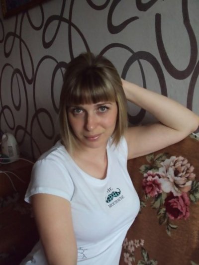 Дама снимает одежду перед объективом и демонстрирует свою голую фигуру