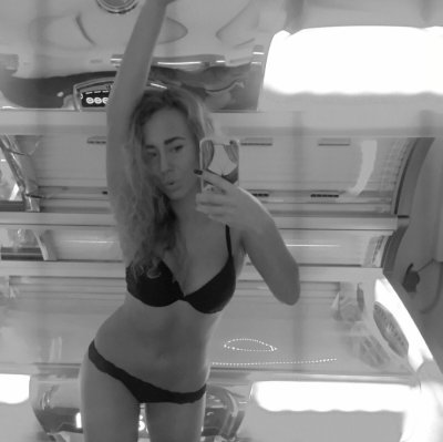 Горячая красотка показывает свои прелести в голом виде